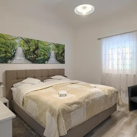 Mit Privatpool Fuer 6 Personen Ca 115 Qm In Medulin, Istrien Suedkueste Von Istrien *